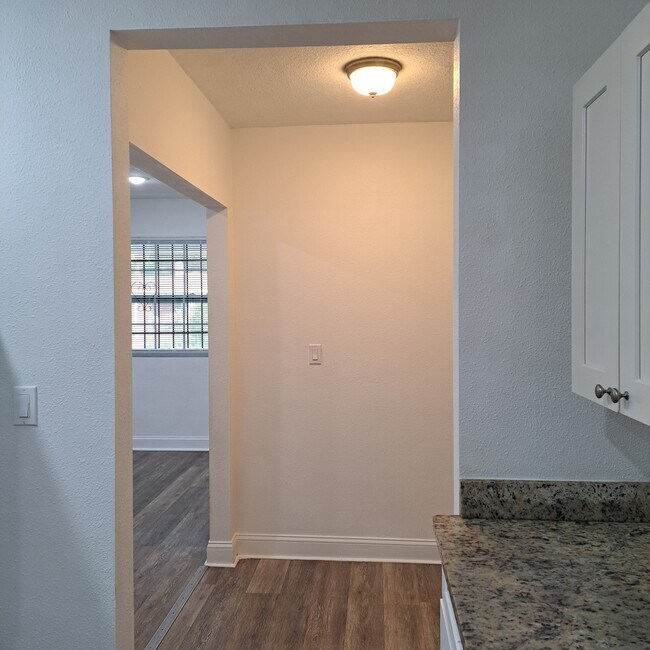 Building Photo - 1416 W 13th St