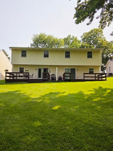 Own private yard space (on right side) - 5205 N Montclair Ave