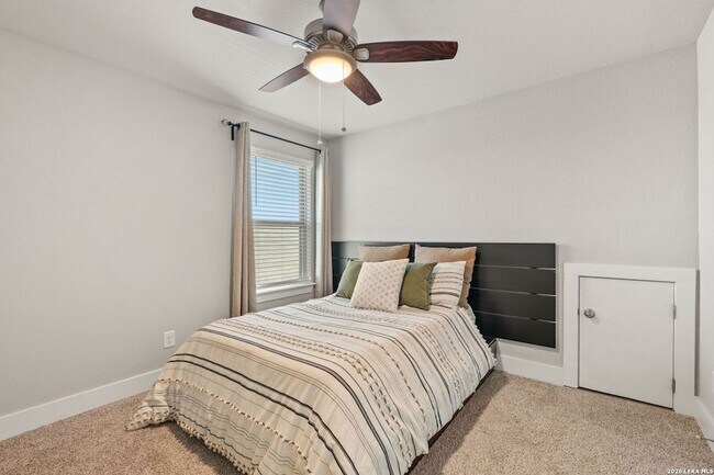Building Photo - 6410 Comanche Sky