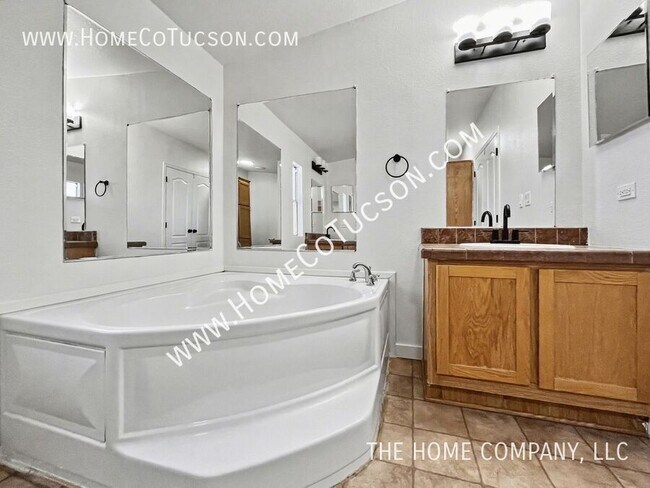 Building Photo - 5840 E Dakota Rd