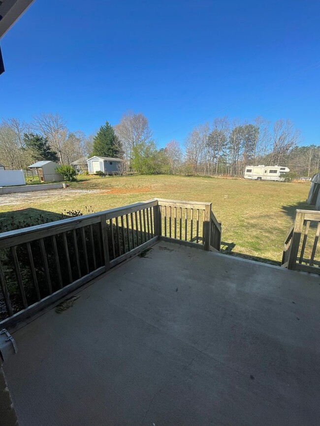 Building Photo - 3 Bedroom 2 Bath Home in Greer  Near Lake ...