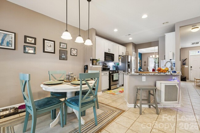 Building Photo - 6037 Queens Walk Ct
