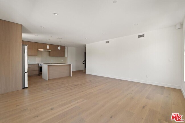 Building Photo - 15211 Morrison St