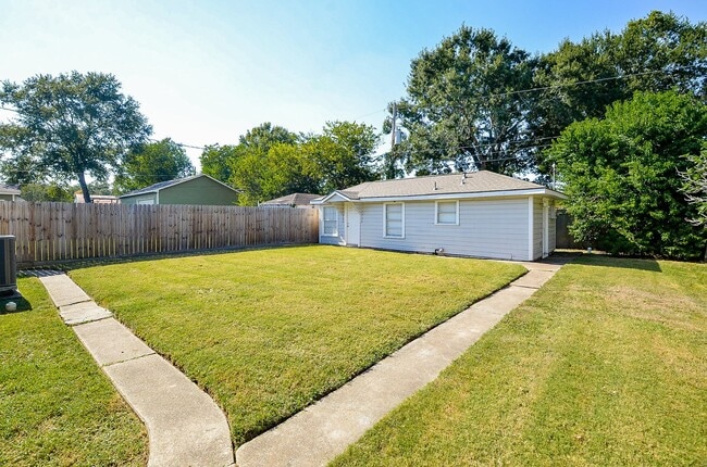 Building Photo - 8153 Lenore St