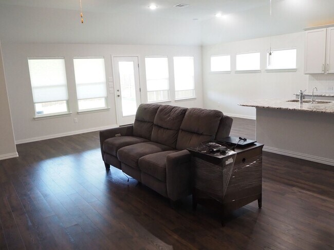 Building Photo - Must See 4 Bed 3 Bath Home in Aubrey