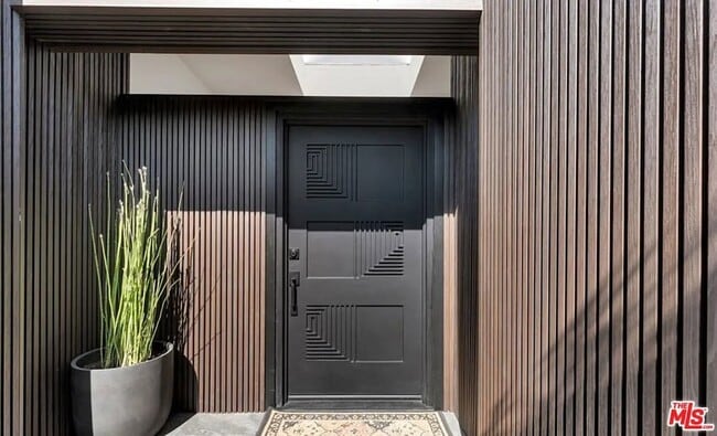 Building Photo - 418 N Bowling Green Way