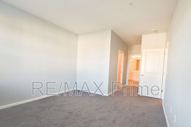 Building Photo - 1720 Vankar Dr