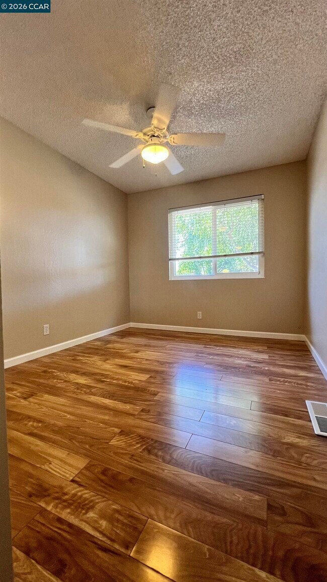 Building Photo - 2828 Royal Ann Ln