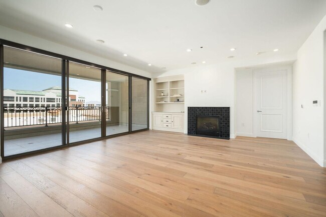 Building Photo - 7181 E Camelback Rd