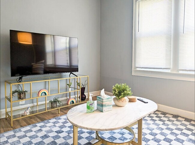 Building Photo - 911 E 49th St