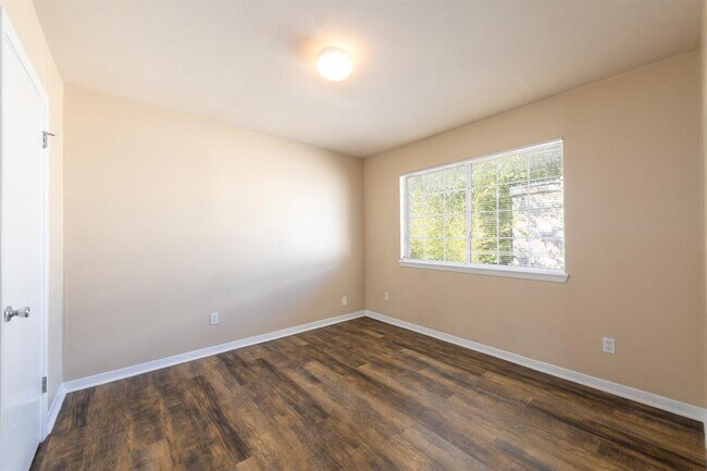 Building Photo - 7300 Twin Crest Dr