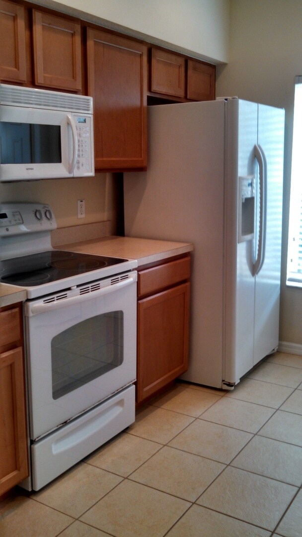 Building Photo - Beautiful 3 Bedroom 2.5 Bath Townhome in Lakeside Village!!