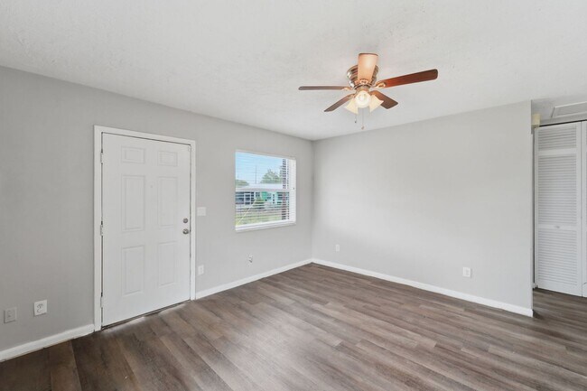 Building Photo - Charming & Spacious 2-Bedroom Home with Modern Finishes and Outdoor Living at 793 Crawford St, De...