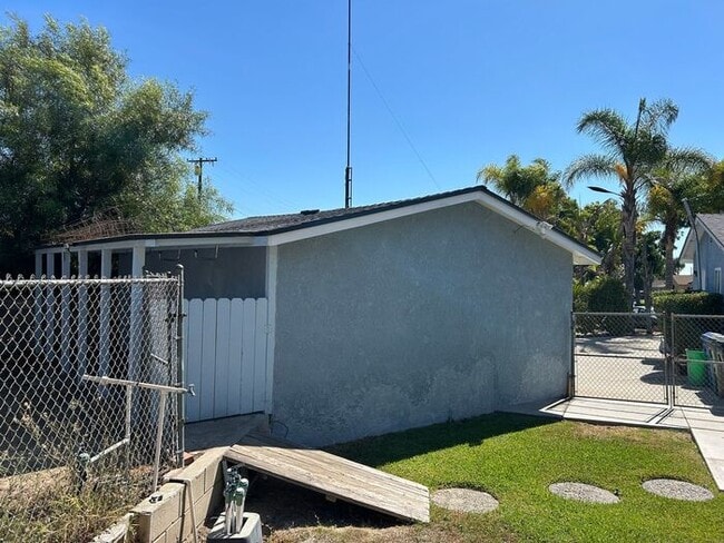 Building Photo - GREAT 3BD HOUSE WITH INCREDIBLE OUTDOOR SP...