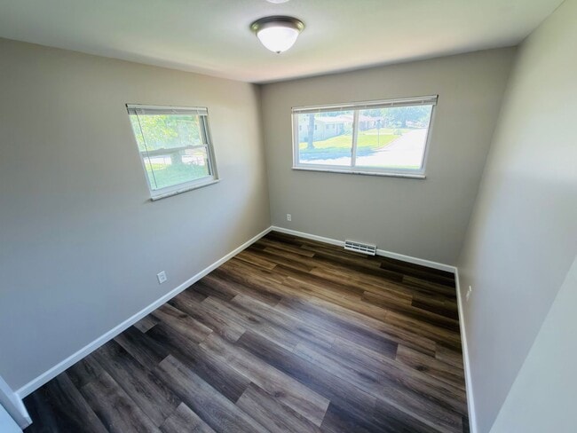 Building Photo - Move-In Ready 3BR/2BA Home with 2-Car Garage in St. Charles