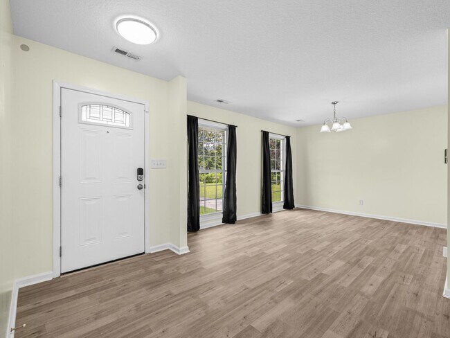 Building Photo - 103 Oakwood Ct