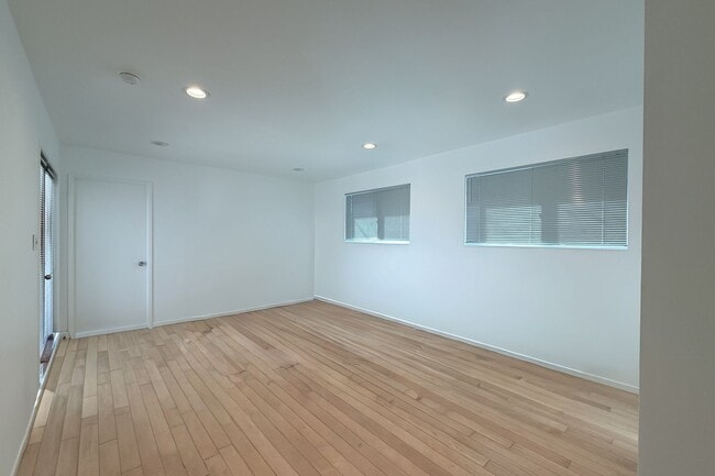 Building Photo - 3 bedrooms & 2 bathrooms |Duplex | Oxnard | Silverstrand Beach| Unfurnished