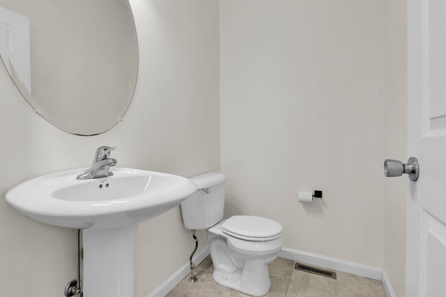 Building Photo - 3 bedroom Townhouse