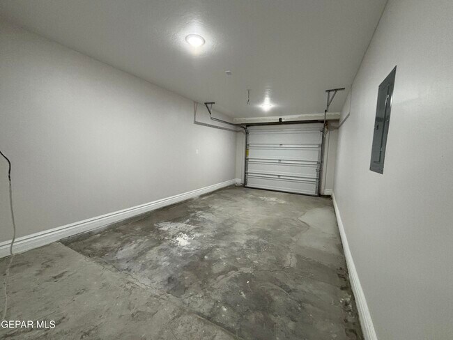 Building Photo - 2633 Dunoon Dr