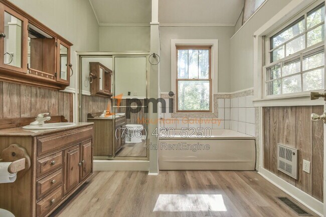 Building Photo - 266 Glenridge Dr