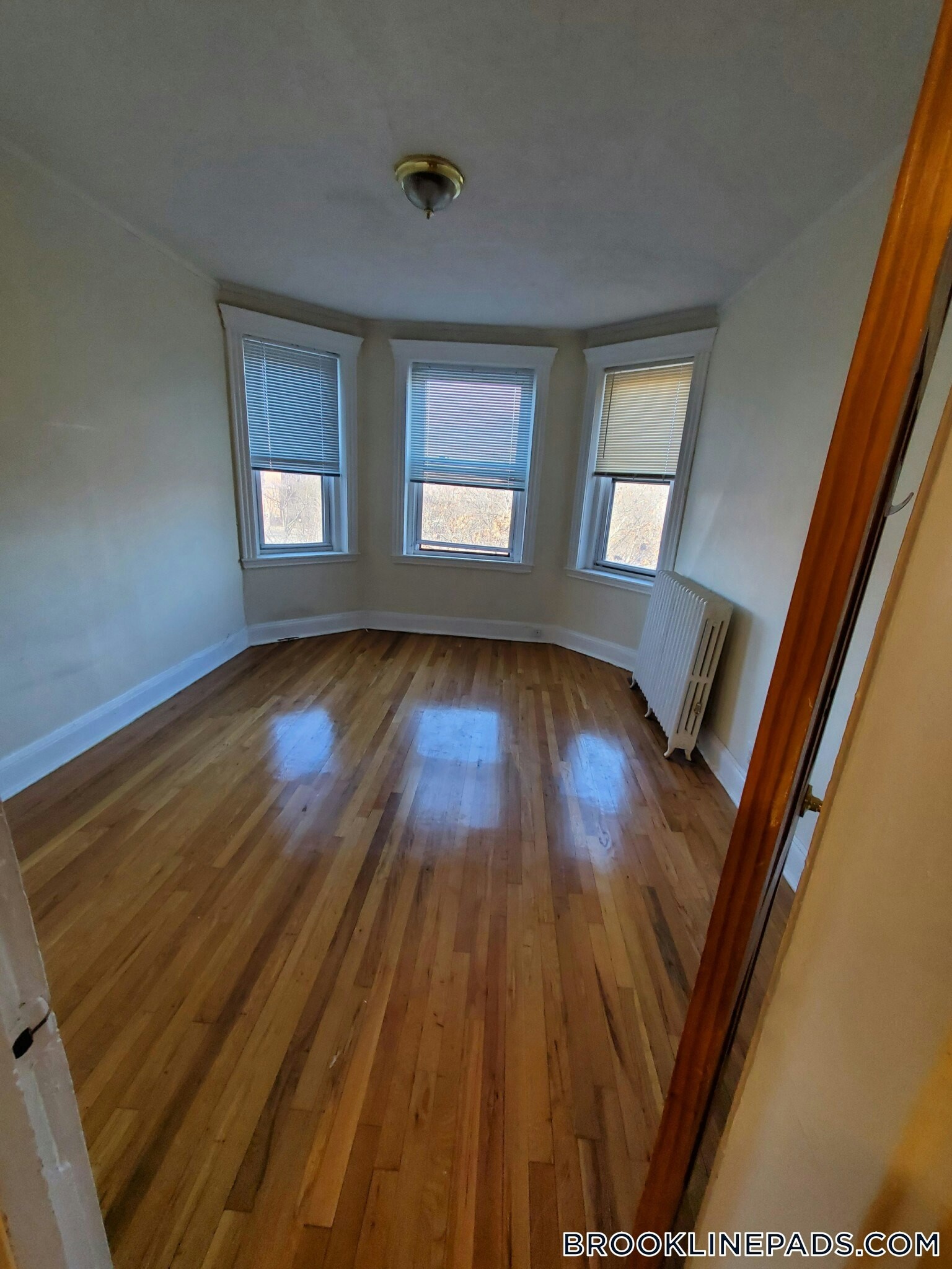 Building Photo - 352 Riverway
