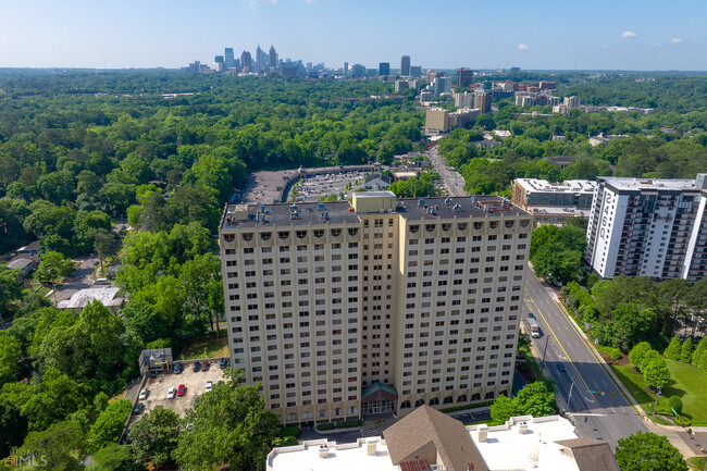 Building Photo - 2479 Peachtree Rd