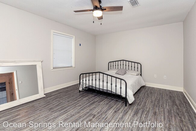 Building Photo - 2 br, 2.5 bath House - 1318 Beach Blvd #6