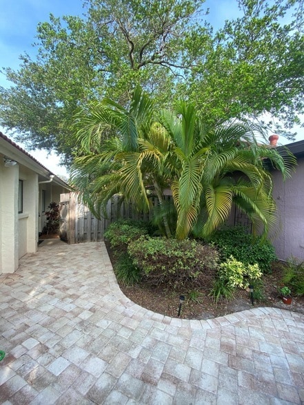Building Photo - 8754 Honeysuckle Way