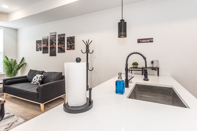 Building Photo - 2435 Master St