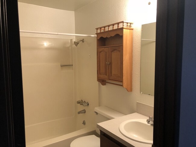 Building Photo - Charming 2-Bedroom Apartment in the Heart ...