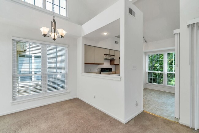 Building Photo - Rarely Available 2-Level, 2 Bed 2 Bath Upp...