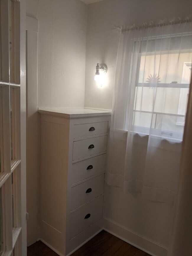 Building Photo - Broadway Court Apartments - Studio