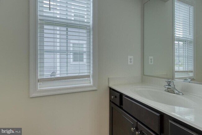 Building Photo - 336 Boxelder Dr