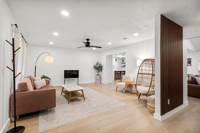 Building Photo - 9005 Balcones Club Dr