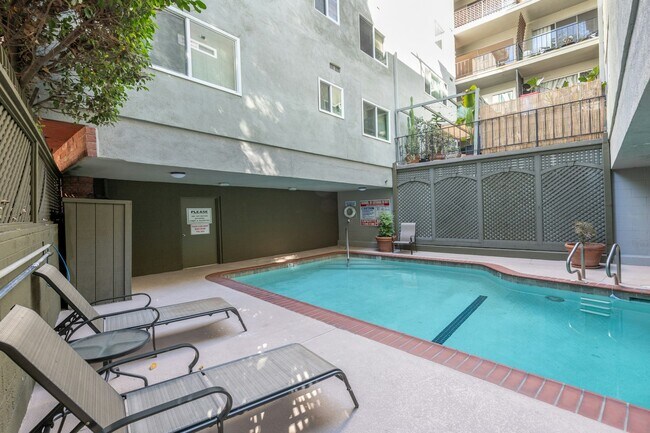 Building Photo - 532 N Rossmore Ave