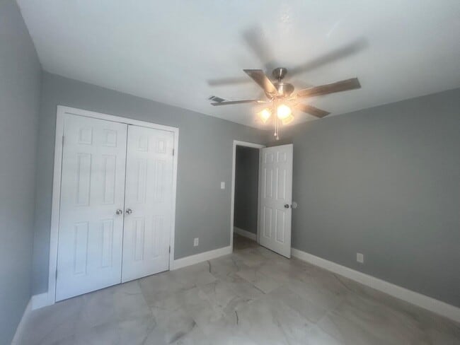 Building Photo - 7923 Oak Forest Dr