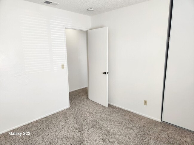 Building Photo - Bright and Cheery 4 bedroom, 2 bathroom ho...