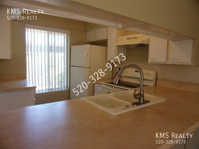 Building Photo - 702 S Pantano Rd