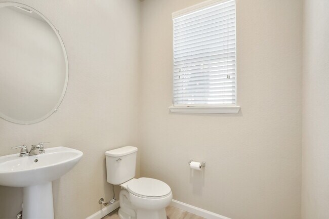 Building Photo - Spacious 3 Bed, 2.5 Bath Townhome in Prime...