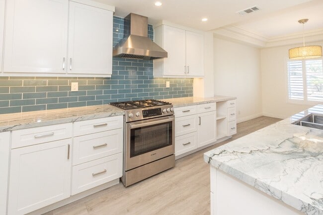 Building Photo - Modern Coastal 3 Bed/3 Bath Townhome w/ Rooftop Deck w/ Bay & Ocean Views in North Pacific Beach!