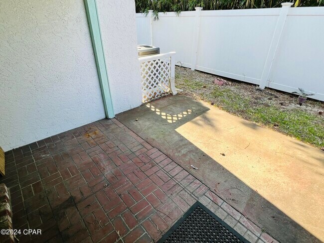 Building Photo - 8623 N Lagoon Dr