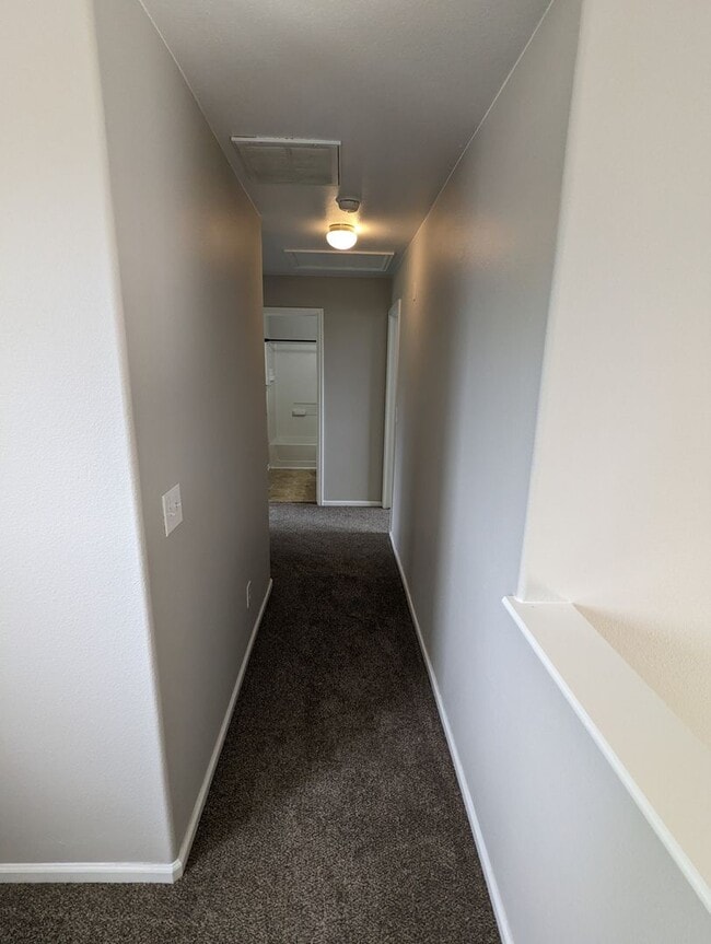 Building Photo - Gorgeous 2 Story 3 Bedroom 2.5 Baths in Da...