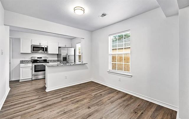 Building Photo - 404 E Elm St