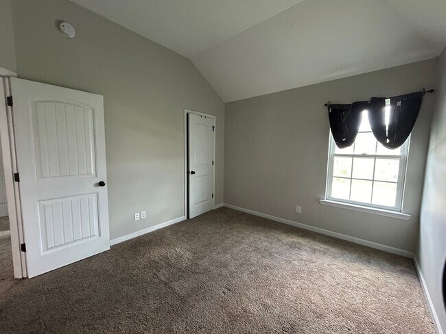 Building Photo - 651 Red Oak Ln