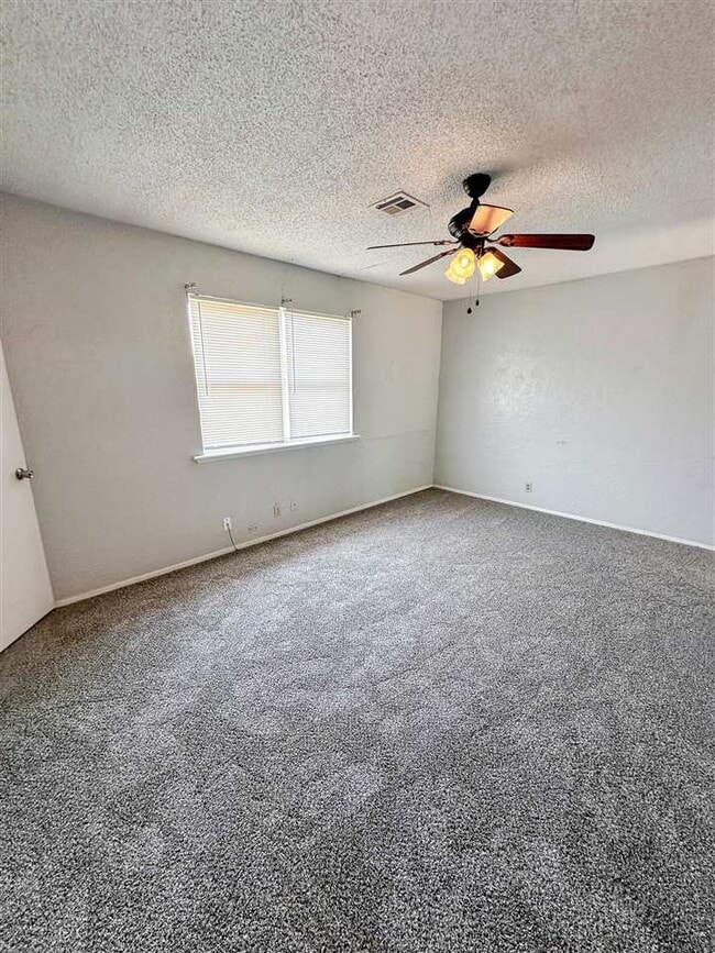 Building Photo - 106 Oak St