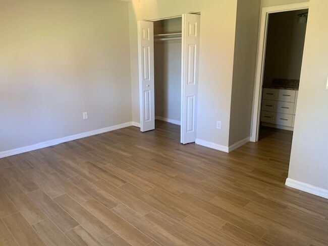 Building Photo - Duplex Unit