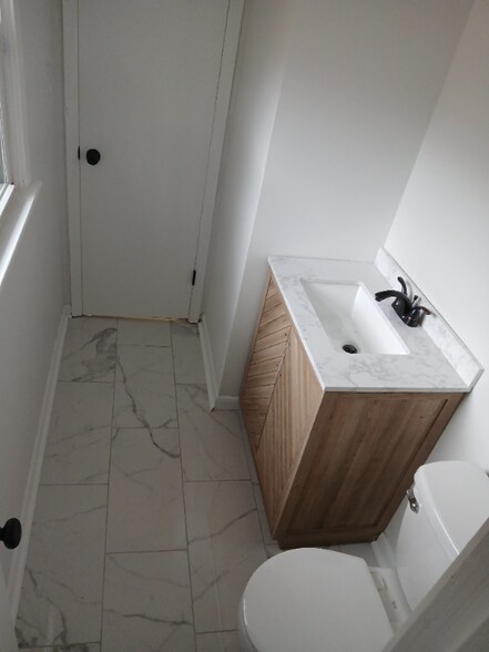 Building Photo - 1703 W Oak Ave