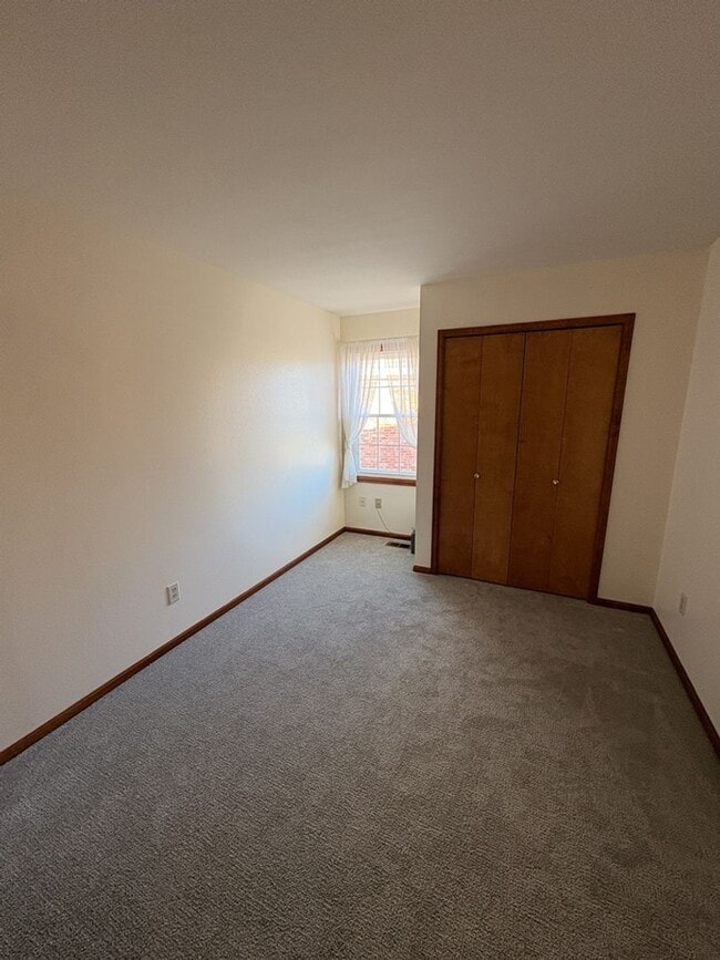 Building Photo - Updated 3BD/2BA with Garden Basement & Low Maintenance Living