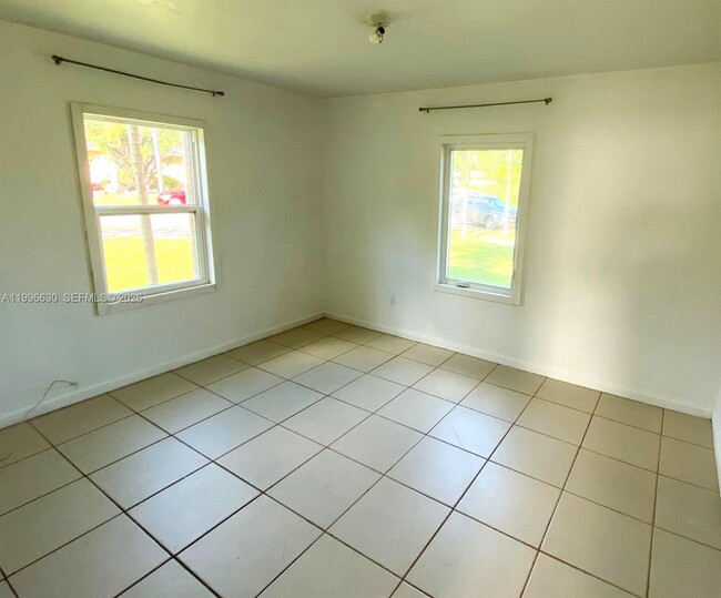 Building Photo - 922 NE 108th St