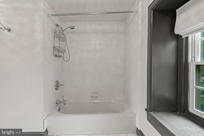 Building Photo - 209 N Bellevue Ave